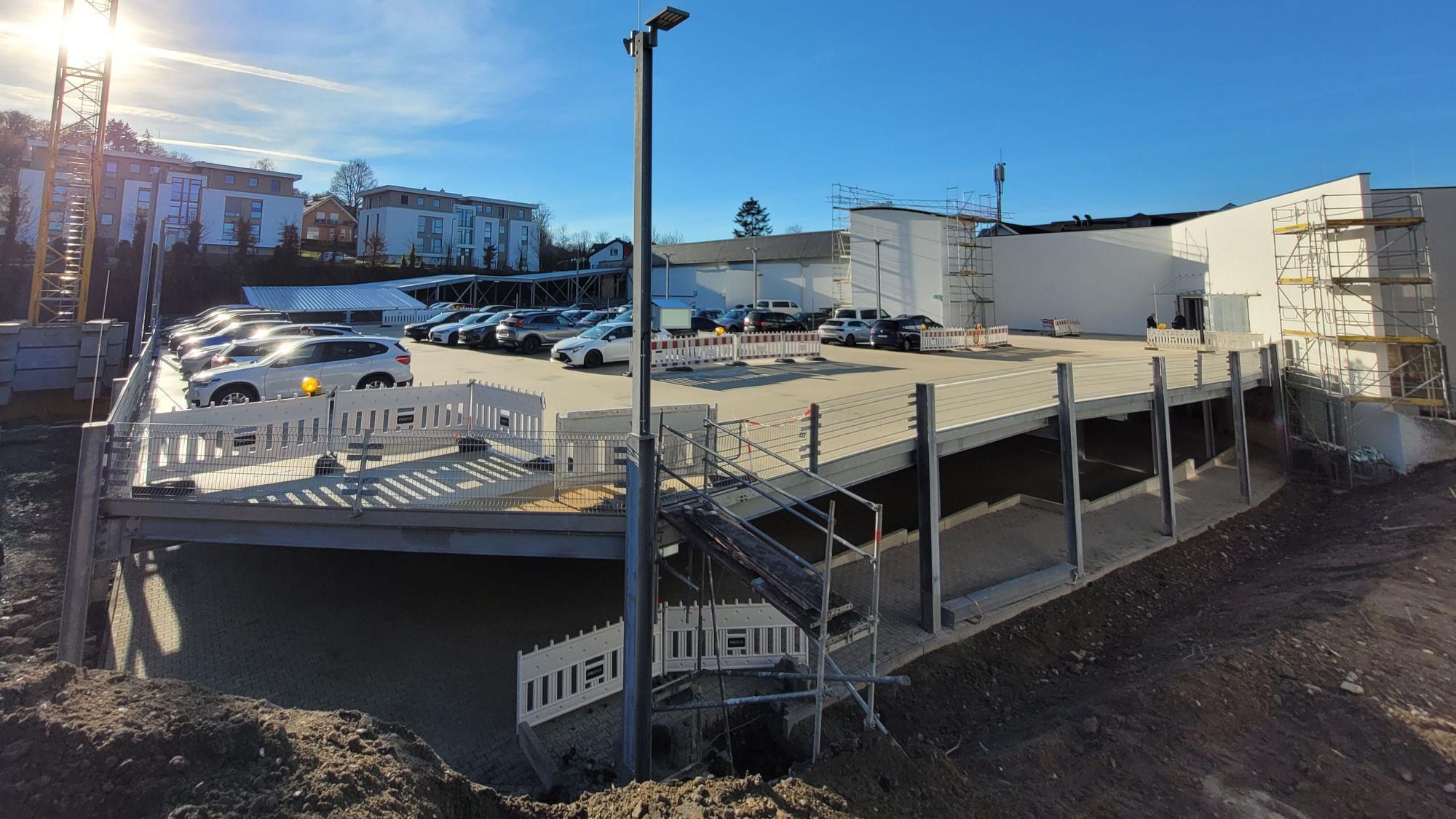 Auf einer Nutzfläche von fast 5200 Quadratmetern finden 175 Autos Platz. Im kommenden Frühjahr soll in Waldbröl das neue Parkhaus am sanierten Petz-Rewe-Markt endgültig fertiggestellt werden.