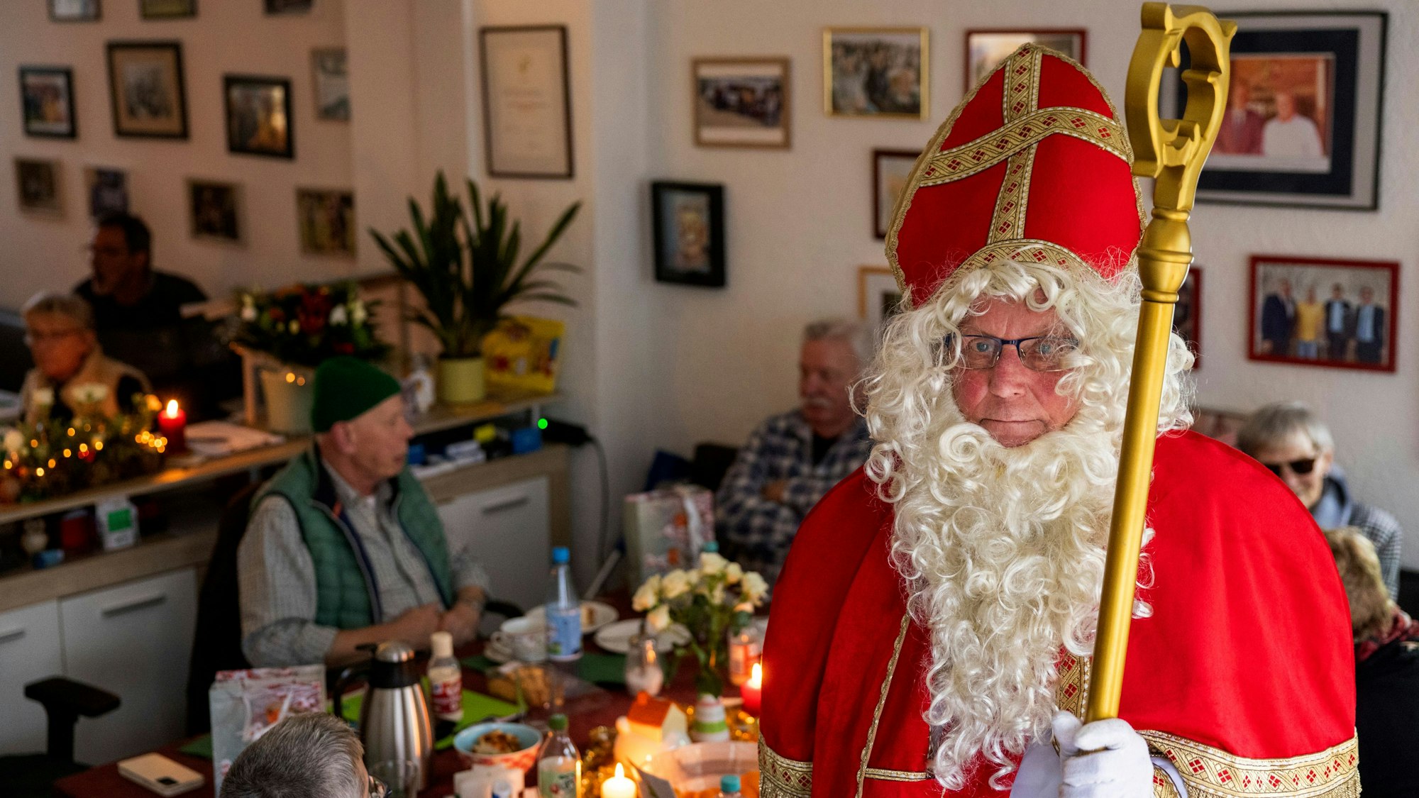 Nikolaus Klaus-Dieter überreichte die Geschenken bei der Weihnachtsfeier der Heimkinder-Community.