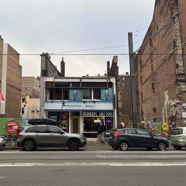 Die drei Grundstücke an der Richard-Wagner-Straße. Links der Parkplatz (Nummer 10), in der Mitte das kleine Gebäude, rechts die berühmte Baulücke mit der Nummer 6.