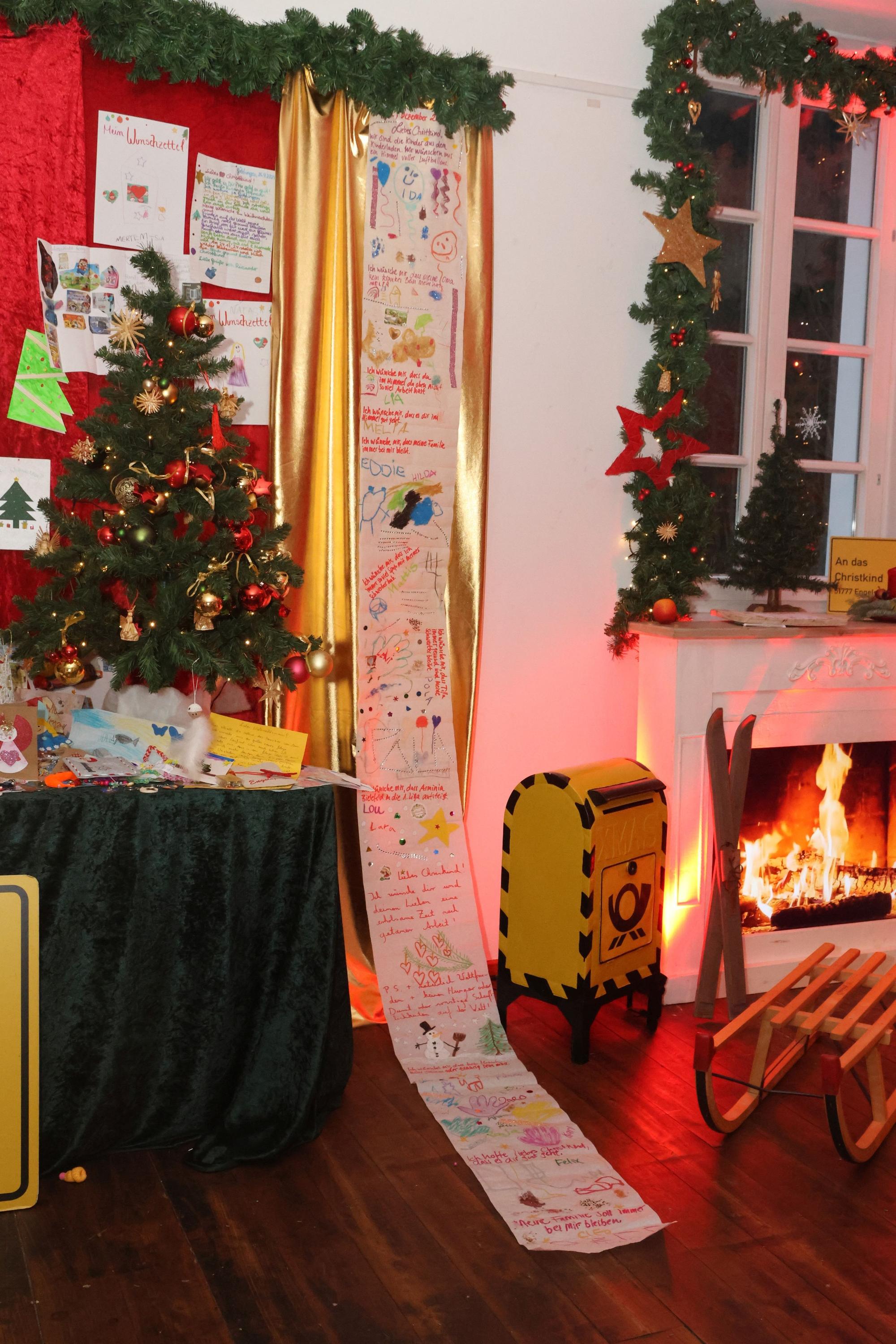 Im Christkindpostamt in Engelskirchen hängt ein vier Meter langer Wunschzettel an der Wand, den Kinder mit vielen Bildern geschmückt haben.