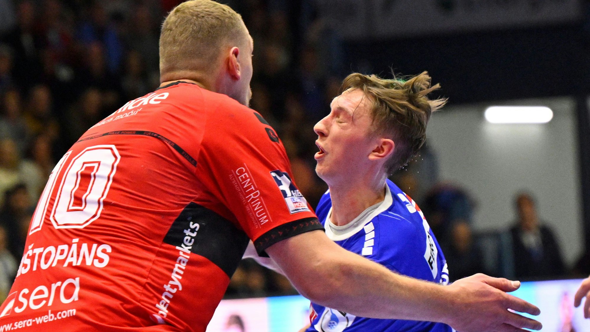 Ole Pregler versucht am Melsunger Dainis Kristopans vorbei zu kommen.