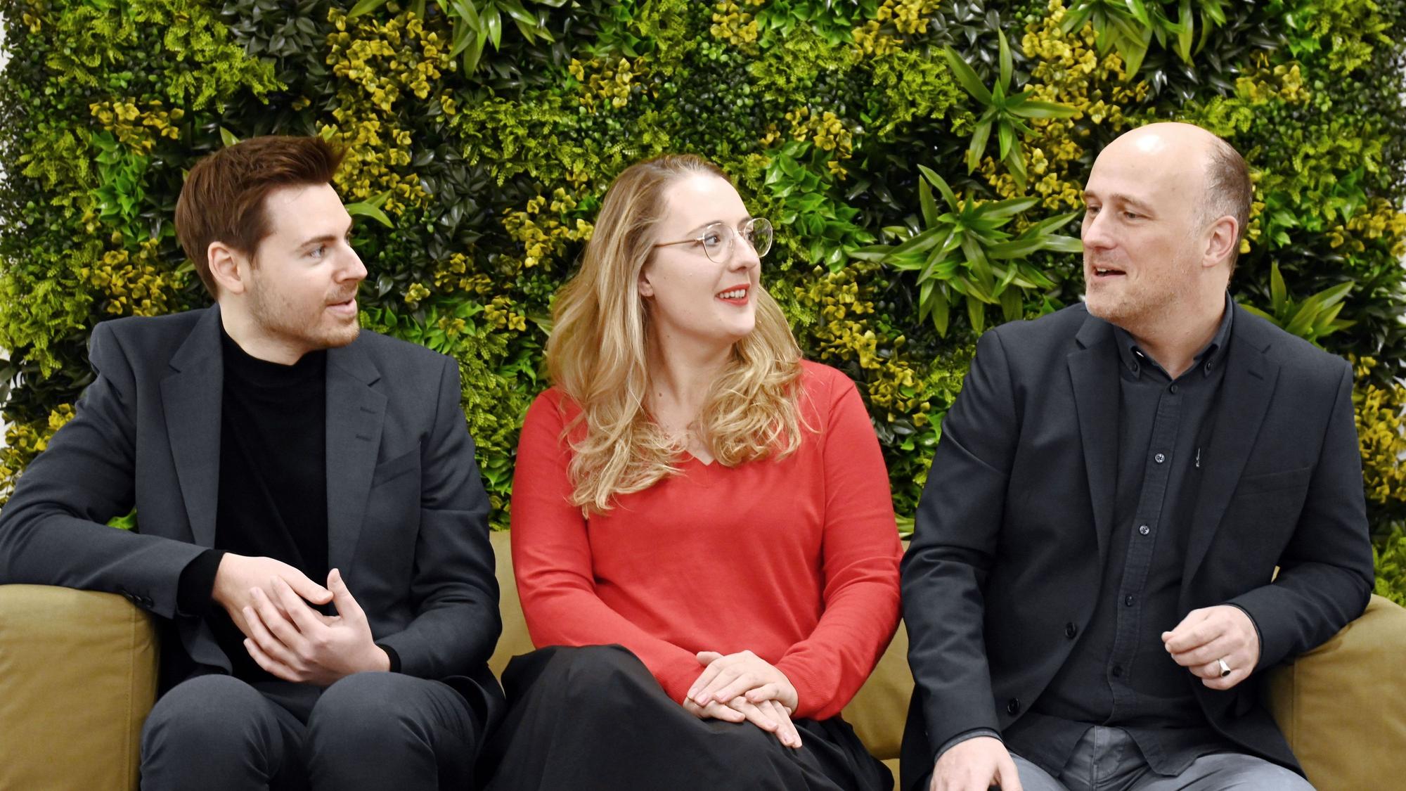 Roman Schulte (v.l.), Katharina Dröge und Sven Lehmann in der Kölner Kreisgeschäftsstelle der Grünen – Nyke Slawik war per Videokonferenz zugeschaltet.