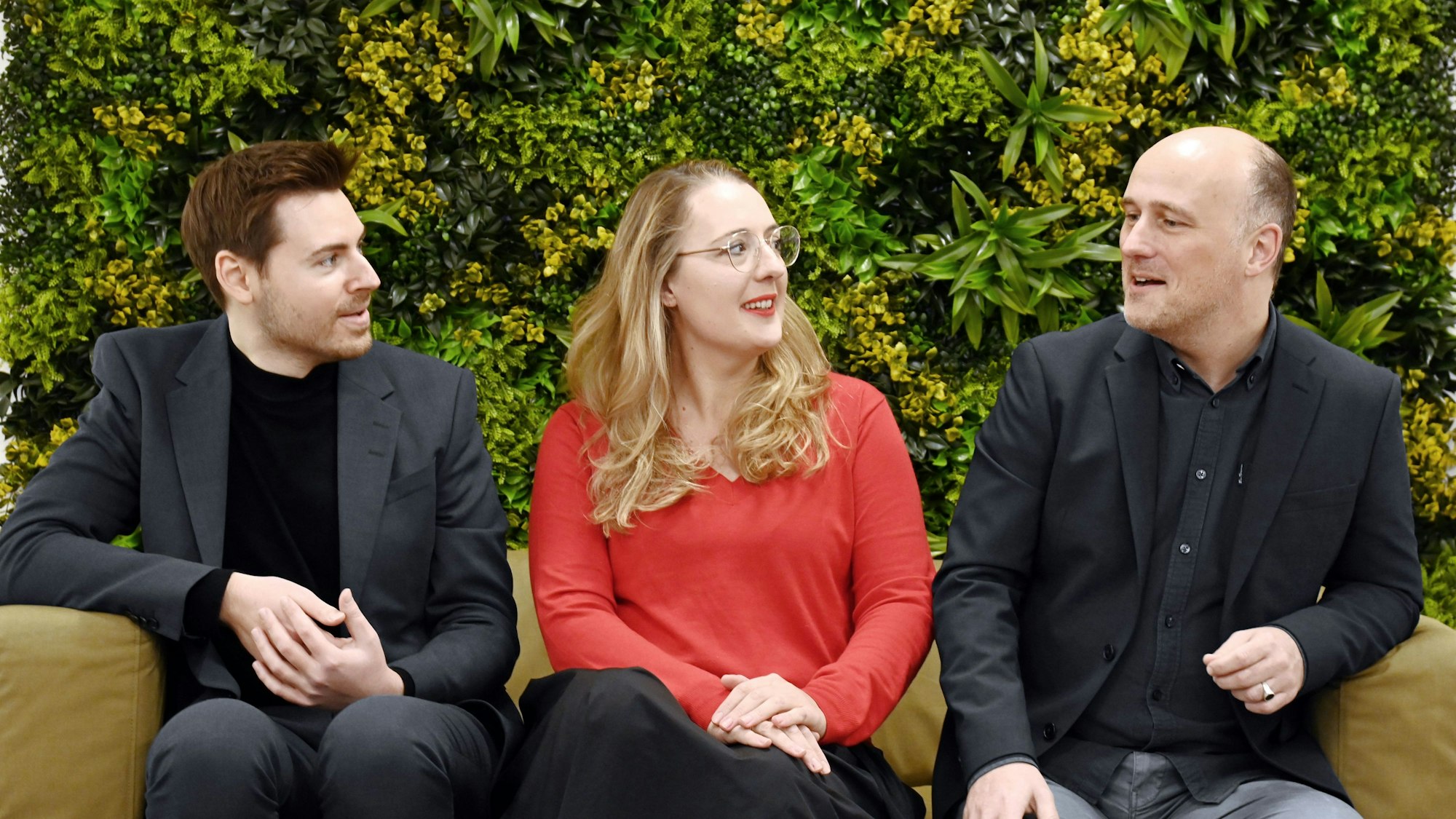 Roman Schulte (v.l.), Katharina Dröge und Sven Lehmann in der Kölner Kreisgeschäftsstelle der Grünen – Nyke Slawik war per Videokonferenz zugeschaltet.