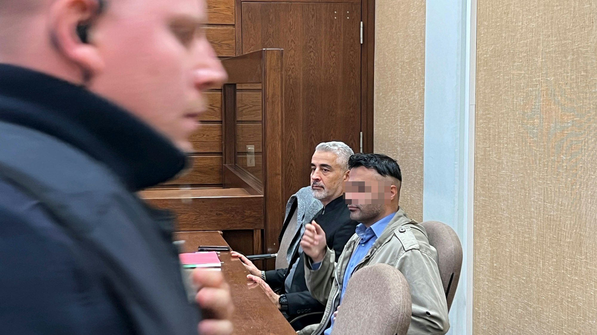 Landgericht Köln, Prozessauftakt gegen einen mutmaßlichen Messerstecher, der einen Mann in Rheindorf am 4.6.2023 mit 26 Messerstichen fast getötet hat.Mit Verteidiger Mustafa Kaplan Foto: Ralf Krieger