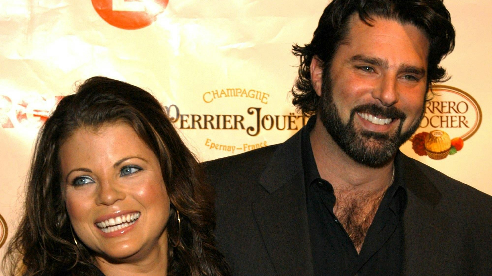 Yasmine Bleeth ist seit 2002 mit Paul Cerrito verheiratet. Das Foto zeigt das Paar im selben Jahr auf der Verlobungsfeier von Carmen Electra und Dave Navarro.