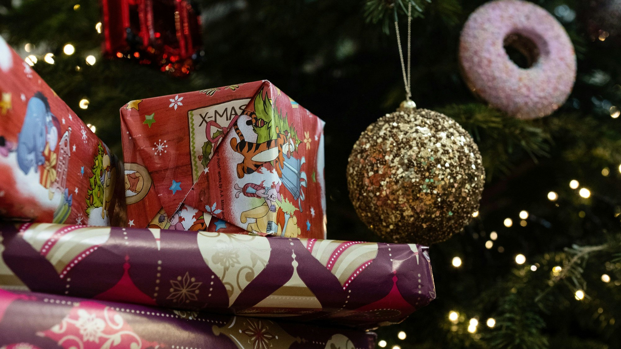 Geschenke liegen unter dem Weihnachtsbaum