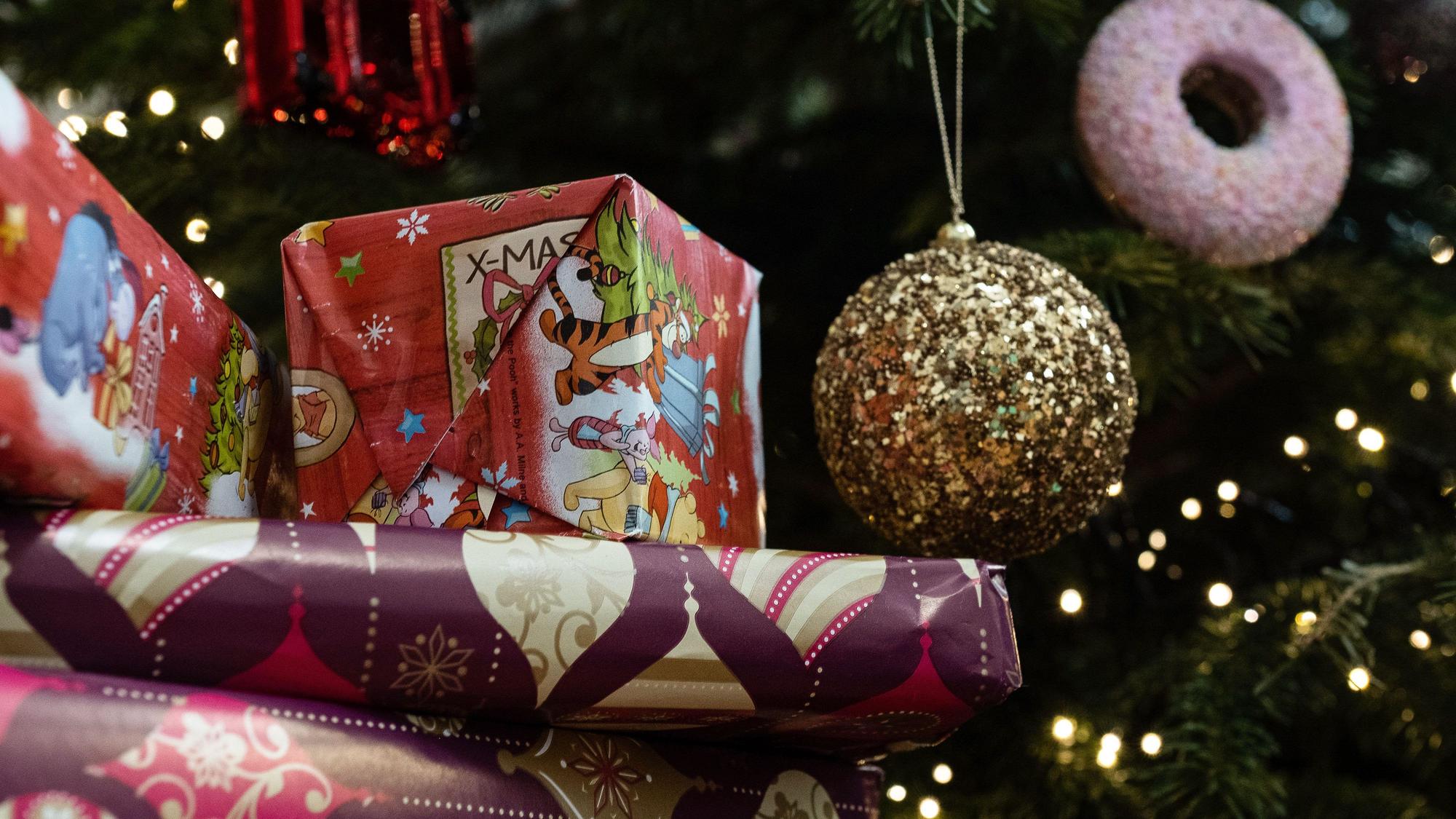 Geschenke unter dem Weihnachtsbaum. (Symbolbild)