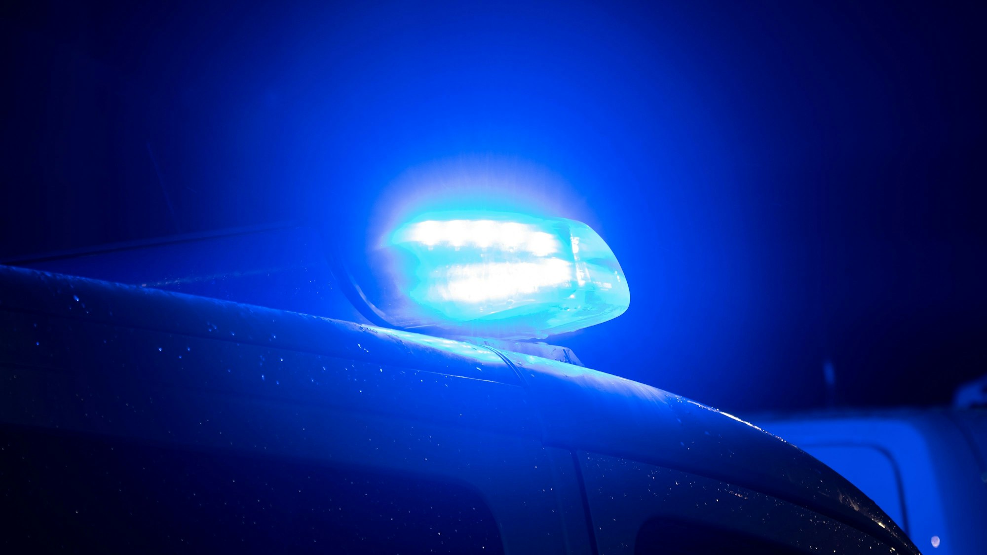 Das Bild ist ein Symbolfoto und zeigt ein Blaulicht auf einem Streifenwagen.