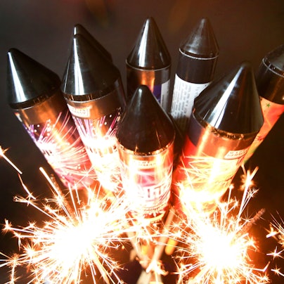 Das Bild zeigt mehrere Silvesterraketen.