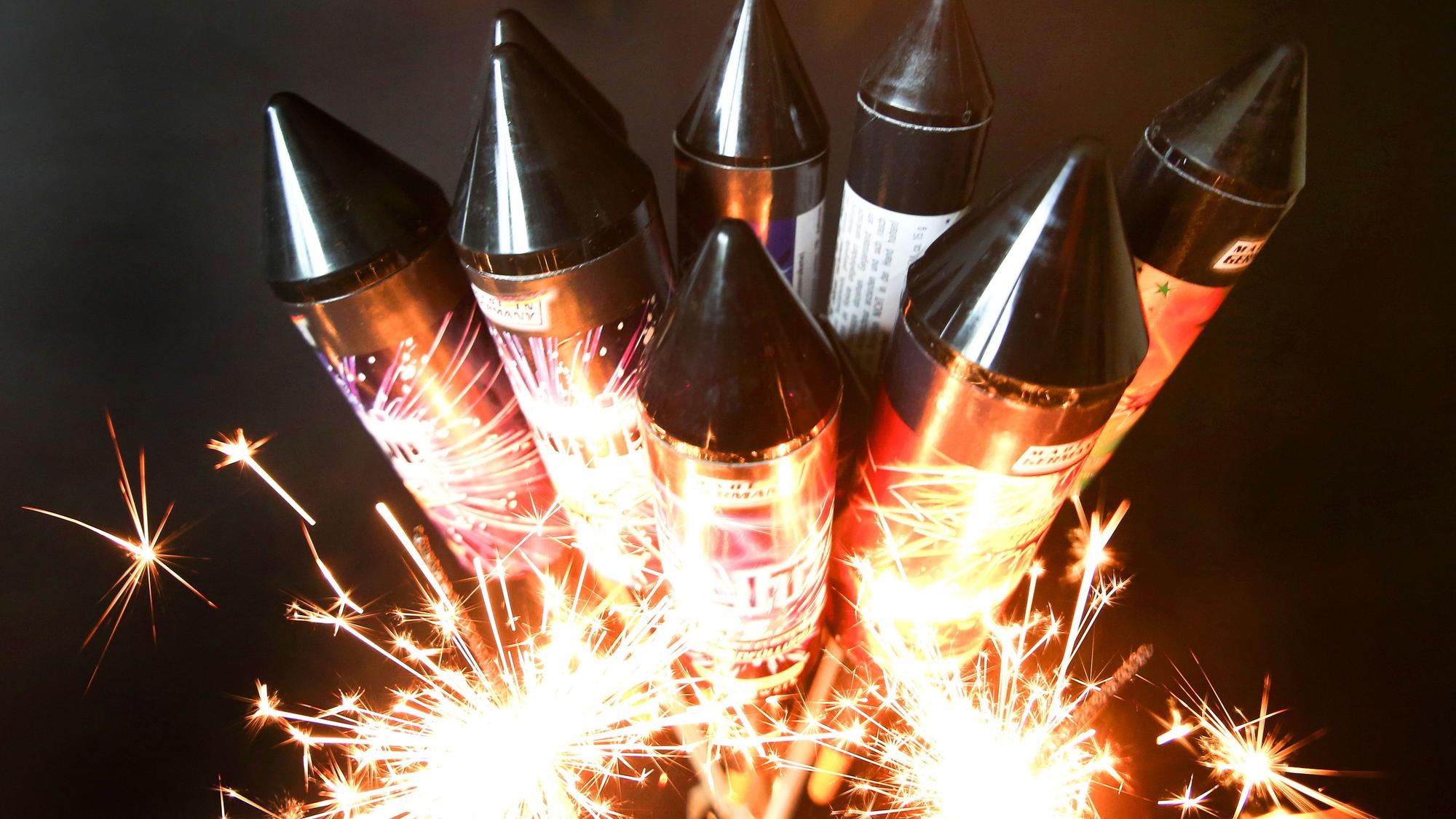 Das Bild zeigt mehrere Silvesterraketen.
