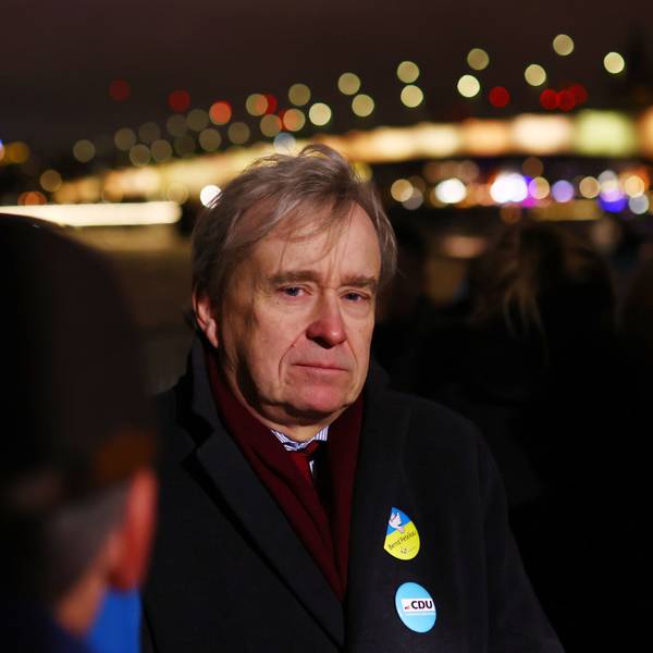 19.11.2024, Köln: Bernd Petelkau (CDU) spricht auf der Demonstration anlässlich des 1.000 Kriegstages seit der russischen Invasion in der Ukraine im Jahr 2022 auf der Deutzer Werft und in Deutz in Köln. Foto: Thilo Schmülgen
