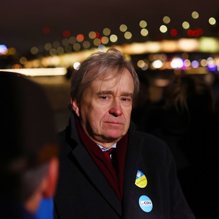 19.11.2024, Köln: Bernd Petelkau (CDU) spricht auf der Demonstration anlässlich des 1.000 Kriegstages seit der russischen Invasion in der Ukraine im Jahr 2022 auf der Deutzer Werft und in Deutz in Köln. Foto: Thilo Schmülgen