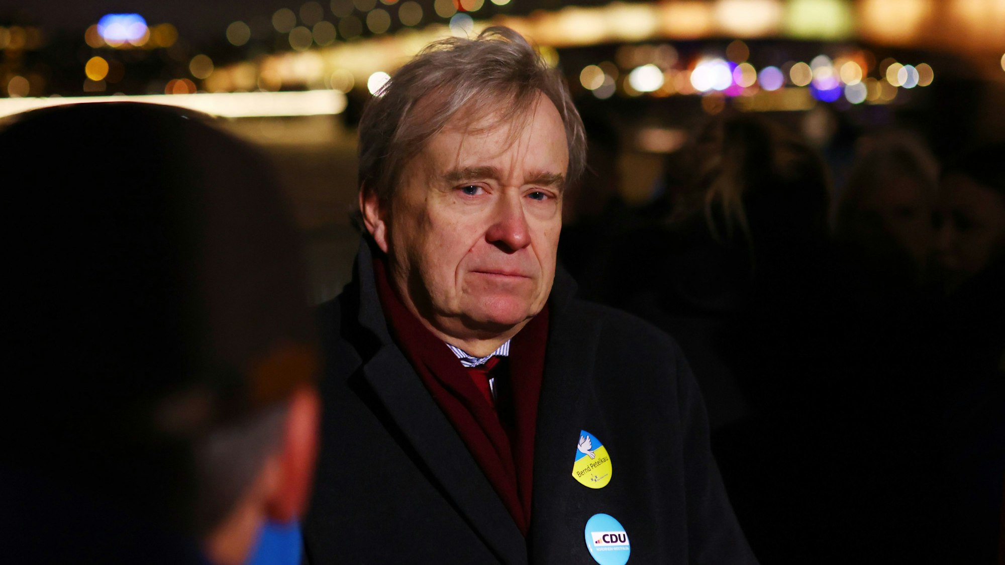 19.11.2024, Köln: Bernd Petelkau (CDU) spricht auf der Demonstration anlässlich des 1.000 Kriegstages seit der russischen Invasion in der Ukraine im Jahr 2022 auf der Deutzer Werft und in Deutz in Köln. Foto: Thilo Schmülgen