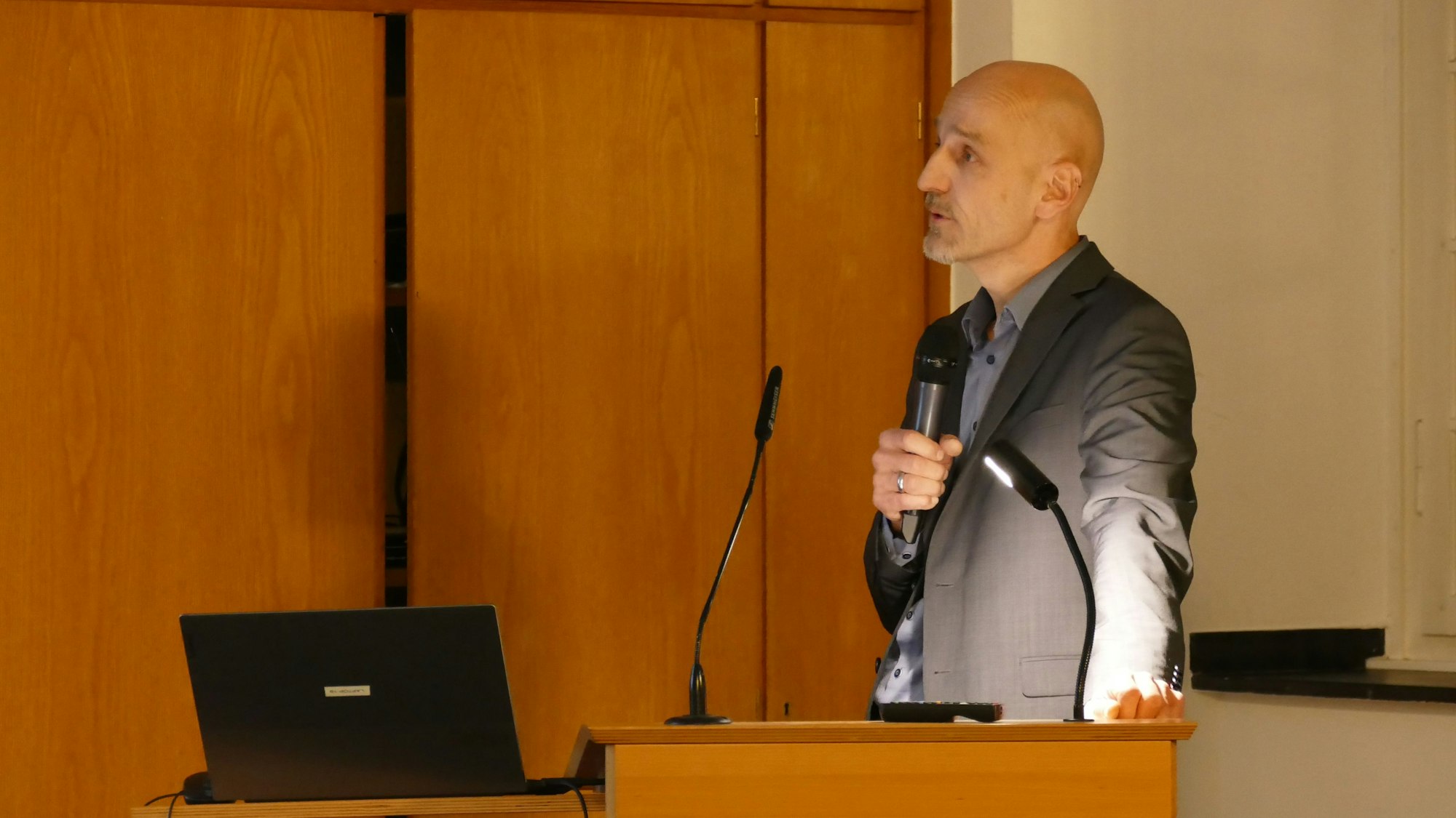 Ein Mann mit einem Mikrofon in der Hand.