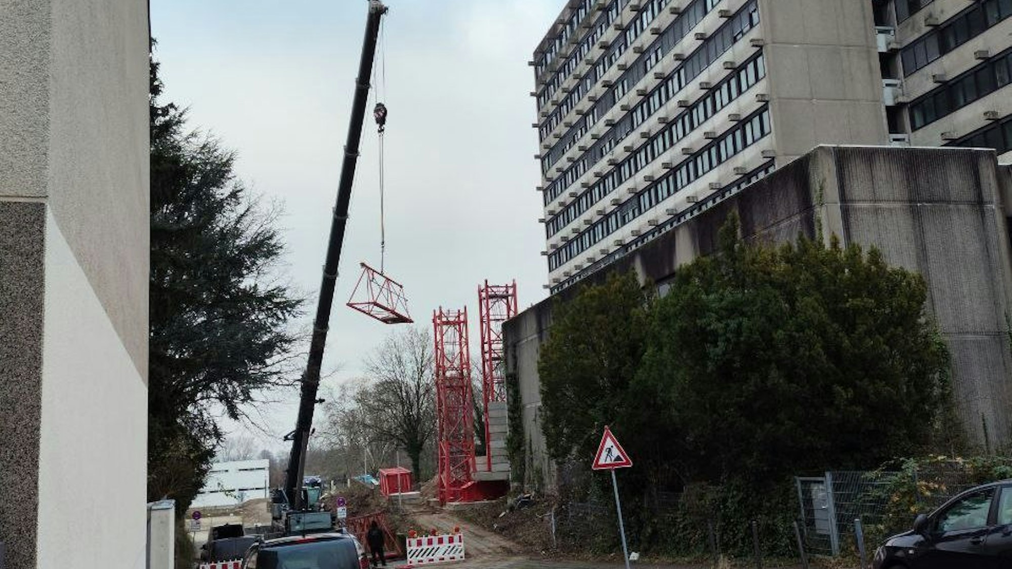 An der ehemaligen Pädagogischen Fakultät wird derzeit ein Kran aufgebaut.