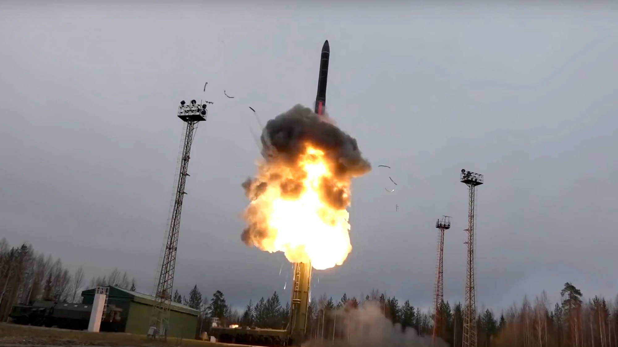 Eine russische Rakete wird bei einer Übung abgefeuert. In Moskau ist ein hochrangiger russischer Raketenwissenschaftler erschossen worden. (Symbolbild)