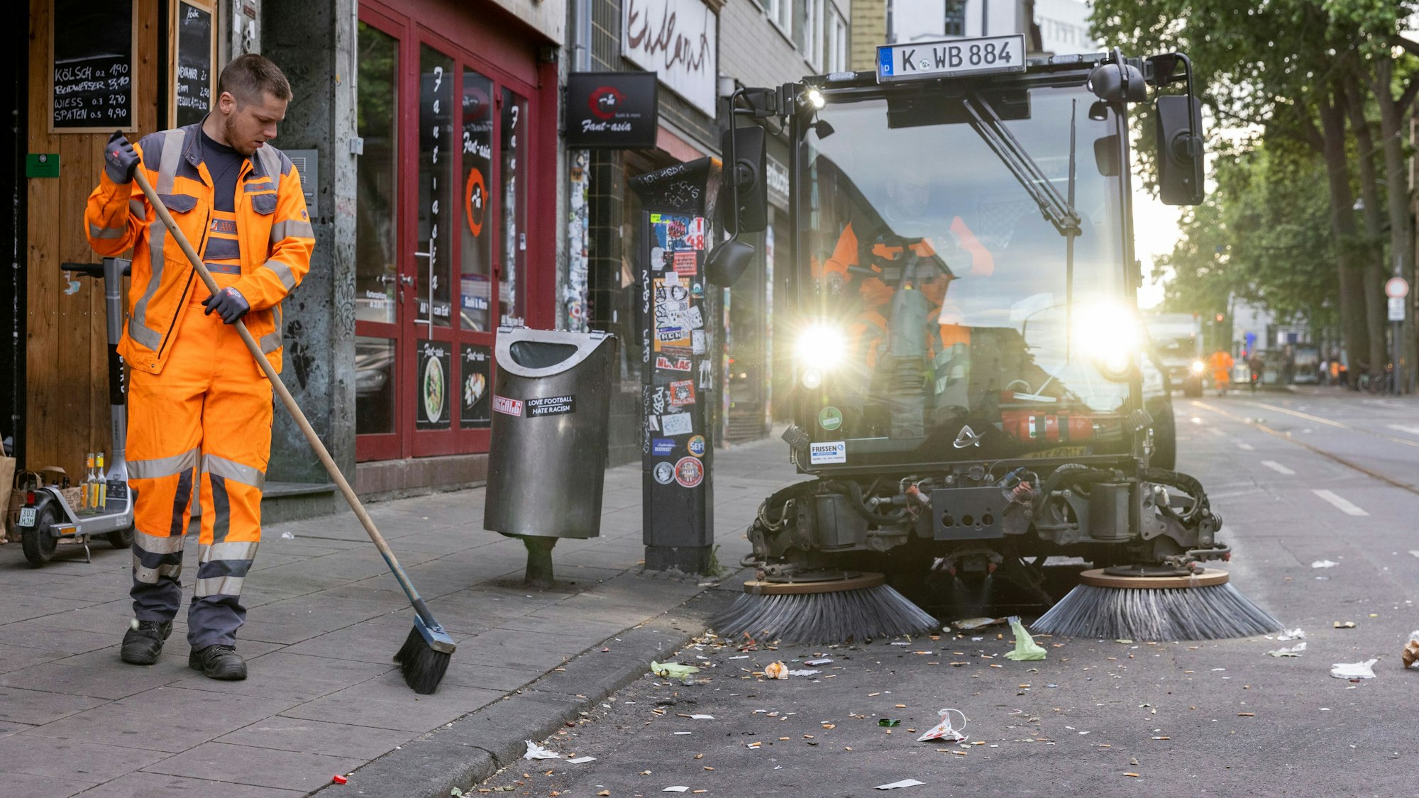 Ein AWB-Trupp beseitigt den Müll auf der Zülpicher Straße.