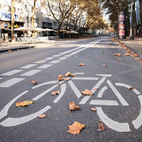 Das Foto zeigt einen Radfahrstreifen am Hohenzollernring.