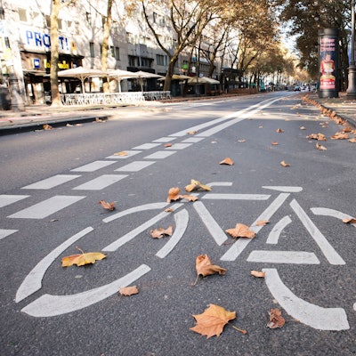 Das Foto zeigt einen Radfahrstreifen am Hohenzollernring.