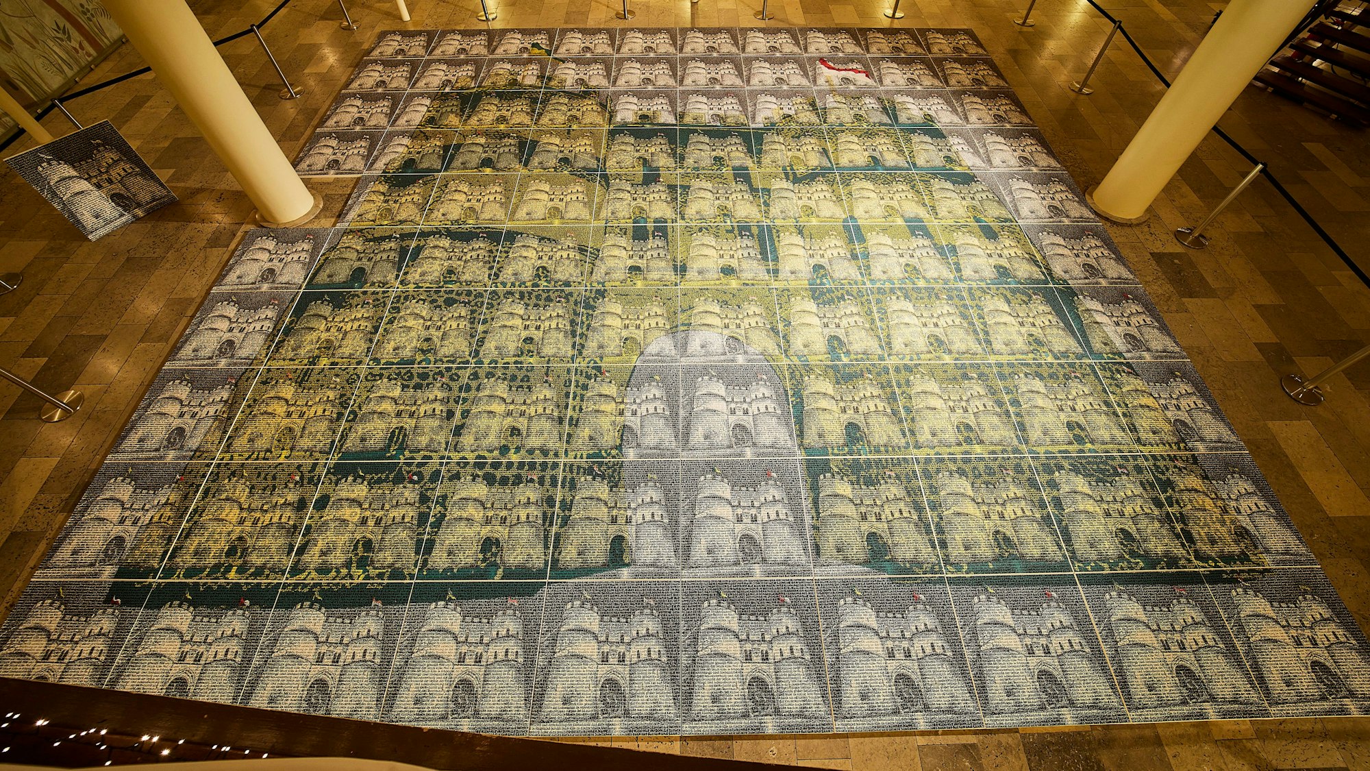 Das Kunstwerk von Sascha Lehmann besteht aus 100 Kacheln.