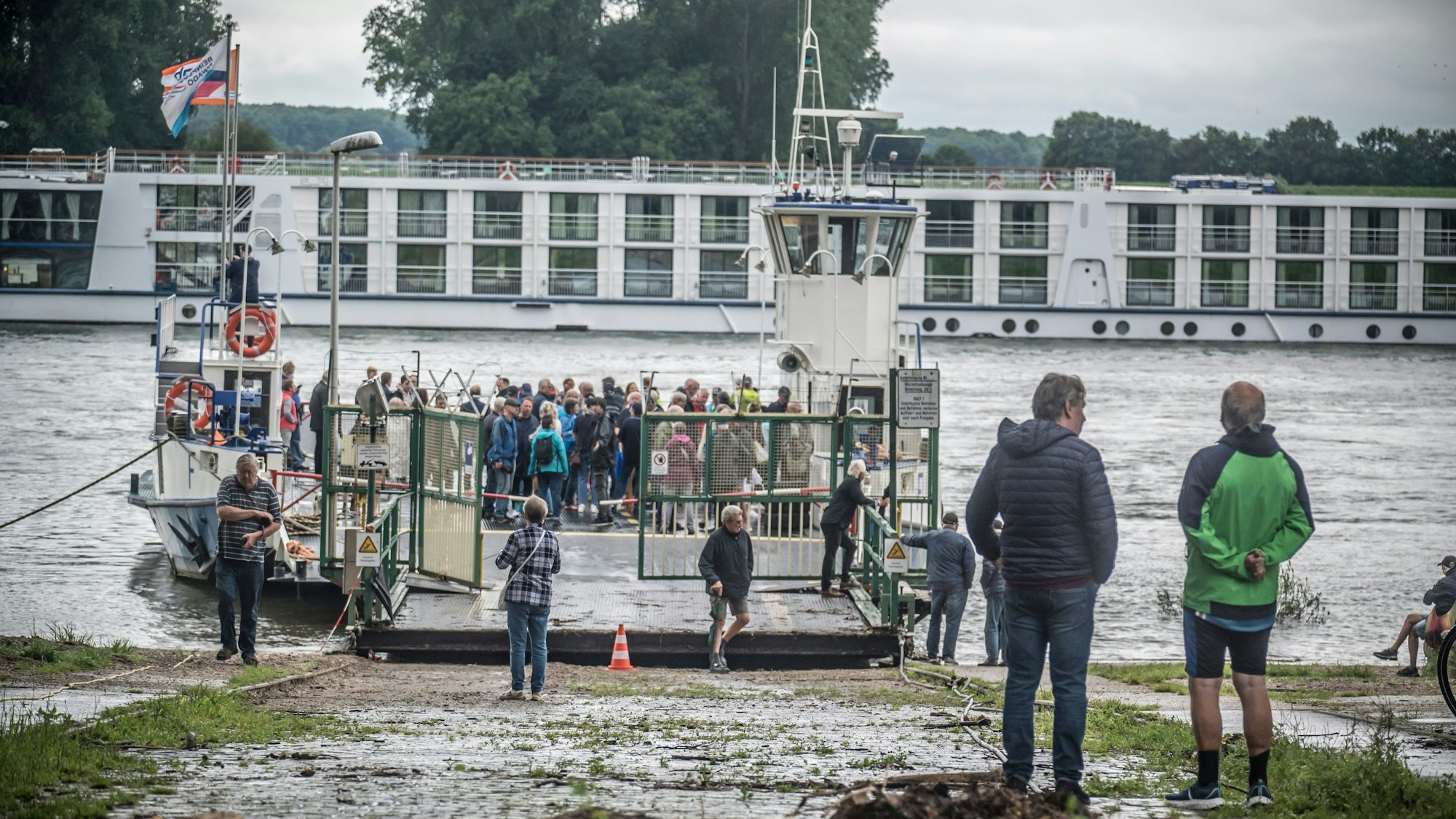 Die Fähre St. Michael hat in Hitdorf angelegt.