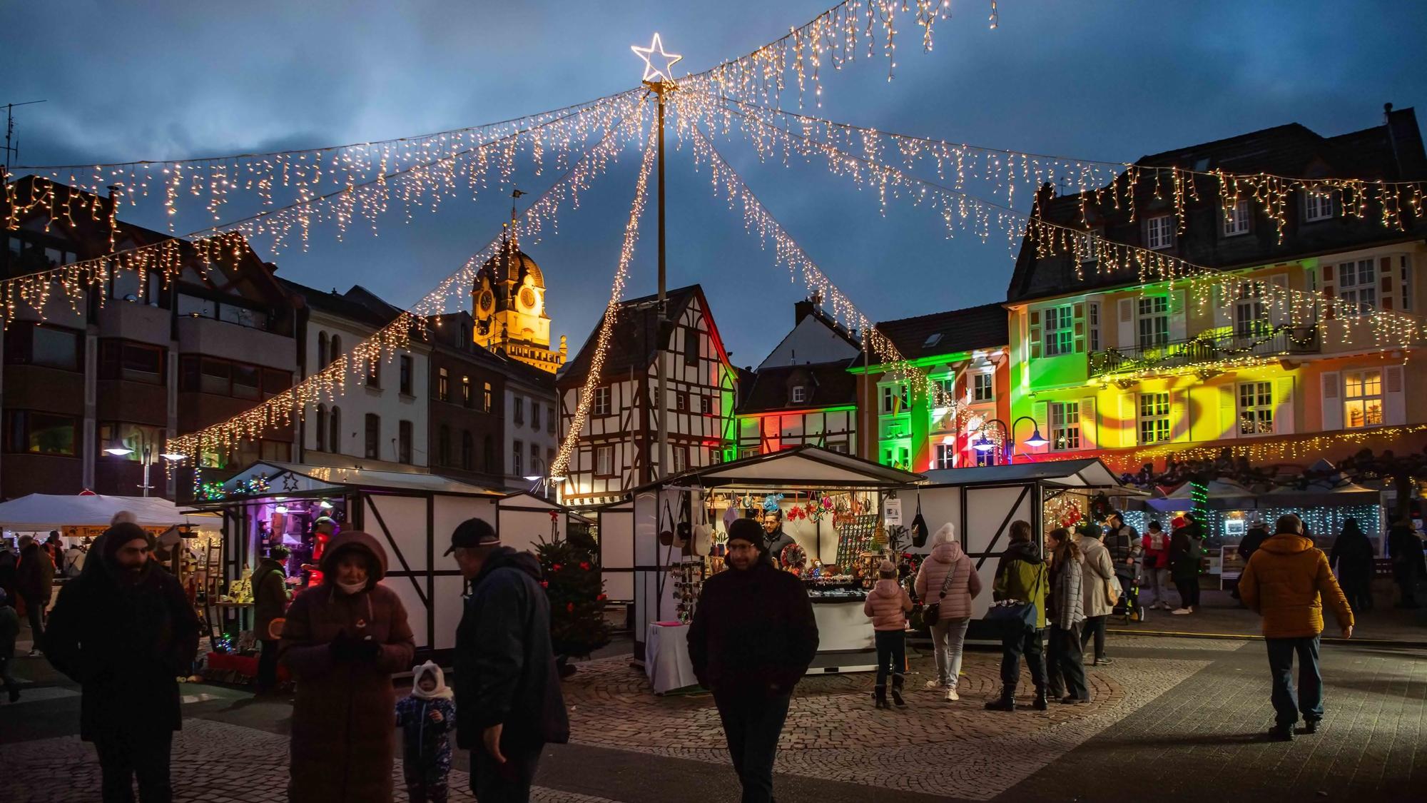 Das Bild zeigt den Alten Markt in Euskirchen. Das Alte Rathaus ist erleuchtet.