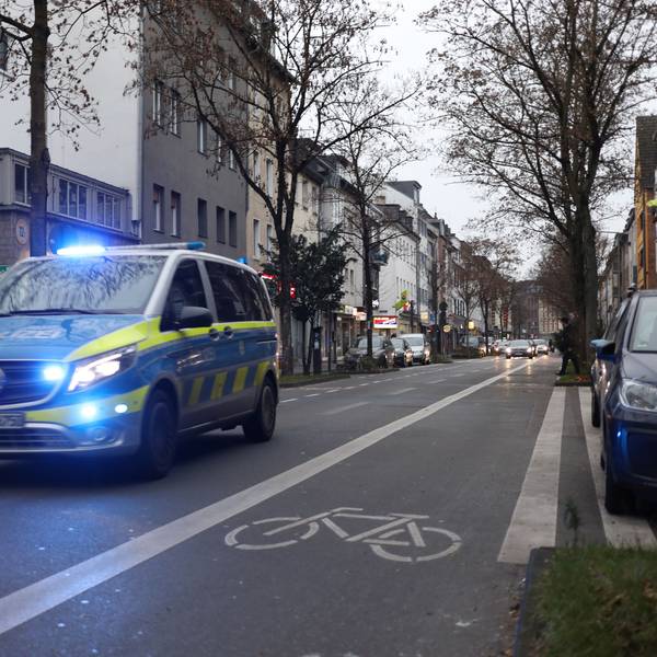 Das Bild zeigt einen Streifenwagen im Einsatz auf der Kalk-Mülheimer-Straße. Foto: Arton Krasniqi