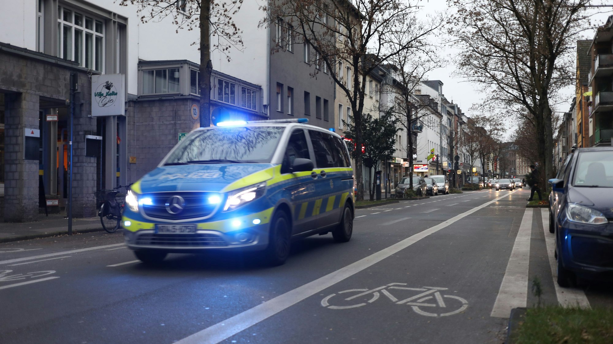 Das Bild zeigt einen Streifenwagen im Einsatz auf der Kalk-Mülheimer-Straße. Foto: Arton Krasniqi