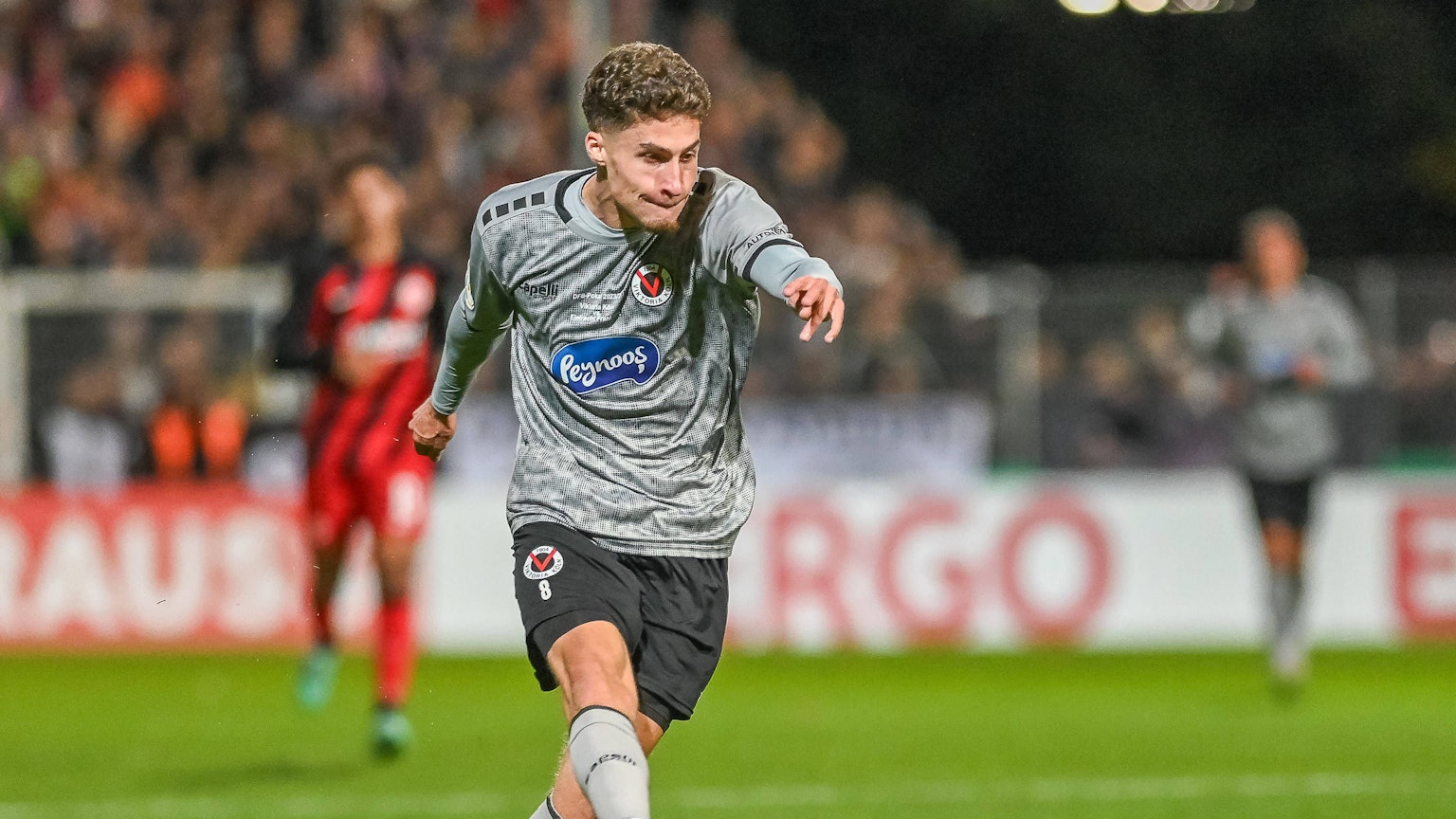 Donny Bogicevic Viktoria Koeln, 08 kommt frei zu Schuss. FC Viktoria Koeln vs. Eintracht Frankfurt, Fussball, DFB-Pokal, 2. Hauptrunde, Saison 2023/2024, 01.11.2023 DFB/DFL Regulations prohibit any use of Photographs as image sequences and/or quasi-video FC Viktoria Koeln vs. Eintracht Frankfurt, Fussball, DFB-Pokal, 2. Hauptrunde, Saison 2023/2024, 01.11.2023 Koeln *** Donny Bogicevic Viktoria Koeln, 08 comes free to shoot FC Viktoria Koeln vs Eintracht Frankfurt, Football, DFB Pokal, 2 Hauptrunde, Saison 2023 2024, 01 11 2023 DFB DFL Regulations prohibit any use of Photographs as image sequences and or quasi video FC Viktoria Koeln vs Eintracht Frankfurt, Football, DFB Pokal, 2 Hauptrunde, Saison 2023 2024, 01 11 2023 Koeln Copyright: xEibner-Pressefoto/ThomasxHaeslerx EP_THR