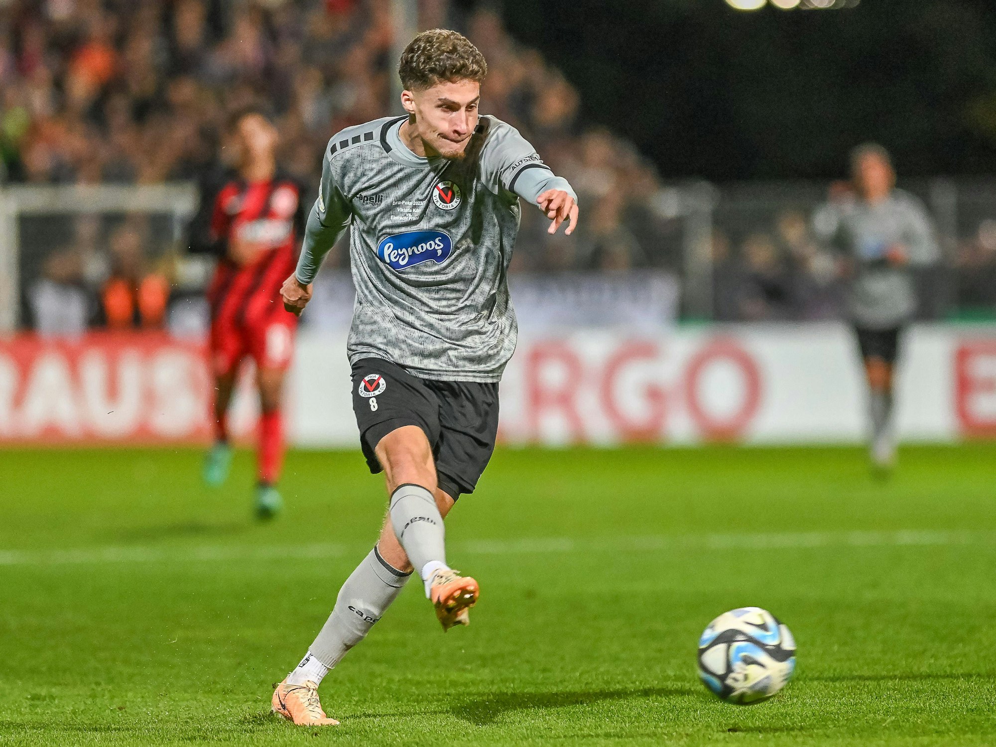 Donny Bogicevic Viktoria Koeln, 08 kommt frei zu Schuss. FC Viktoria Koeln vs. Eintracht Frankfurt, Fussball, DFB-Pokal, 2. Hauptrunde, Saison 2023/2024, 01.11.2023 DFB/DFL Regulations prohibit any use of Photographs as image sequences and/or quasi-video FC Viktoria Koeln vs. Eintracht Frankfurt, Fussball, DFB-Pokal, 2. Hauptrunde, Saison 2023/2024, 01.11.2023 Koeln *** Donny Bogicevic Viktoria Koeln, 08 comes free to shoot FC Viktoria Koeln vs Eintracht Frankfurt, Football, DFB Pokal, 2 Hauptrunde, Saison 2023 2024, 01 11 2023 DFB DFL Regulations prohibit any use of Photographs as image sequences and or quasi video FC Viktoria Koeln vs Eintracht Frankfurt, Football, DFB Pokal, 2 Hauptrunde, Saison 2023 2024, 01 11 2023 Koeln Copyright: xEibner-Pressefoto/ThomasxHaeslerx EP_THR