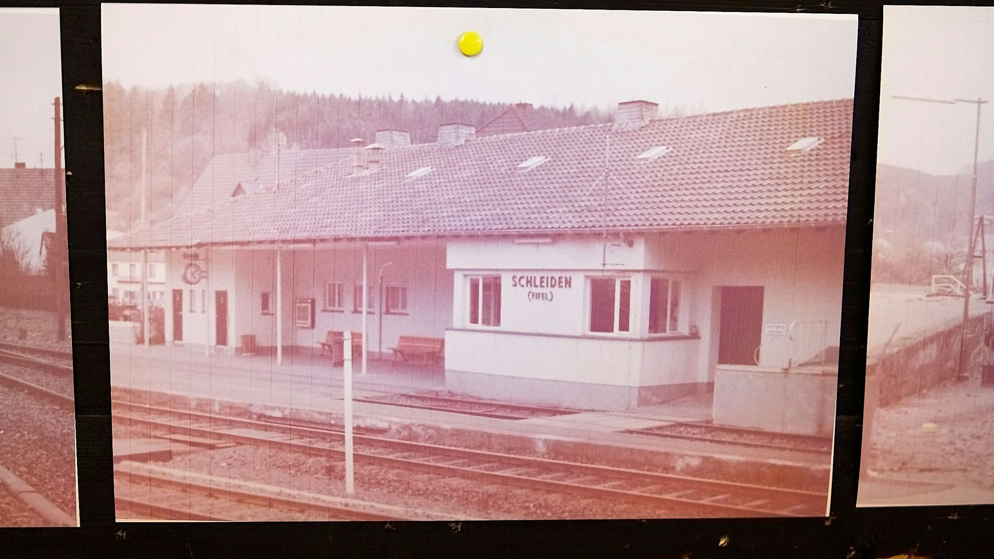 Ein schon etwas vergilbtes Foto zeigt den Schleidener Bahnhof, wie er in den 1960er-Jahren ausgesehen hatte. Das Gebäude, in Weiß gehalten, strahlt wenig Wohlfühlatmosphäre aus.