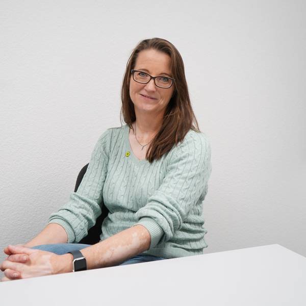 Das Foto zeigt Annika Effertz, die an einem Tisch sitzt.