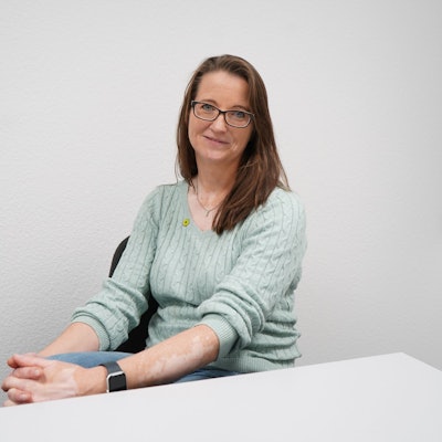 Das Foto zeigt Annika Effertz, die an einem Tisch sitzt.