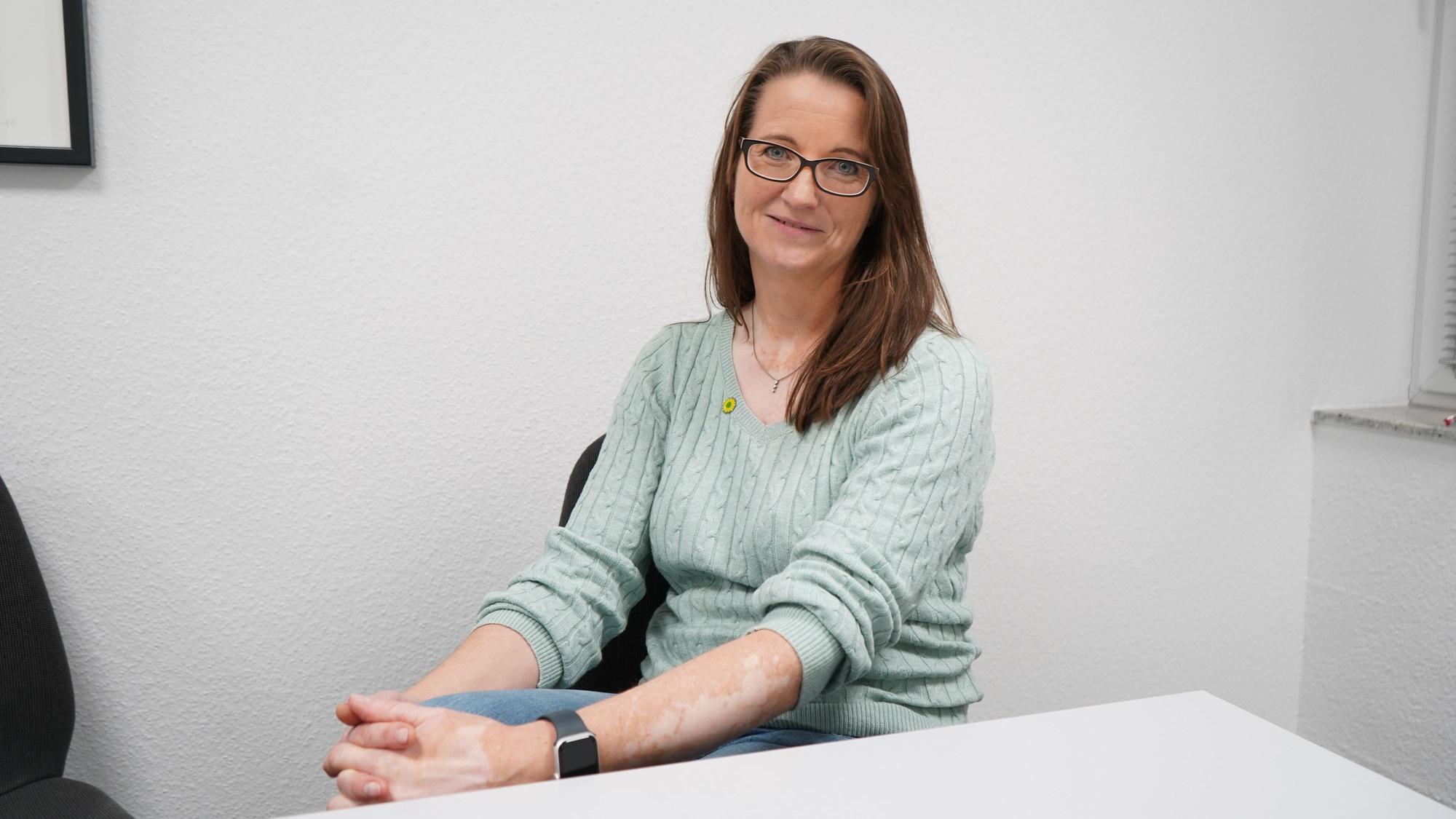 Das Foto zeigt Annika Effertz, die an einem Tisch sitzt.