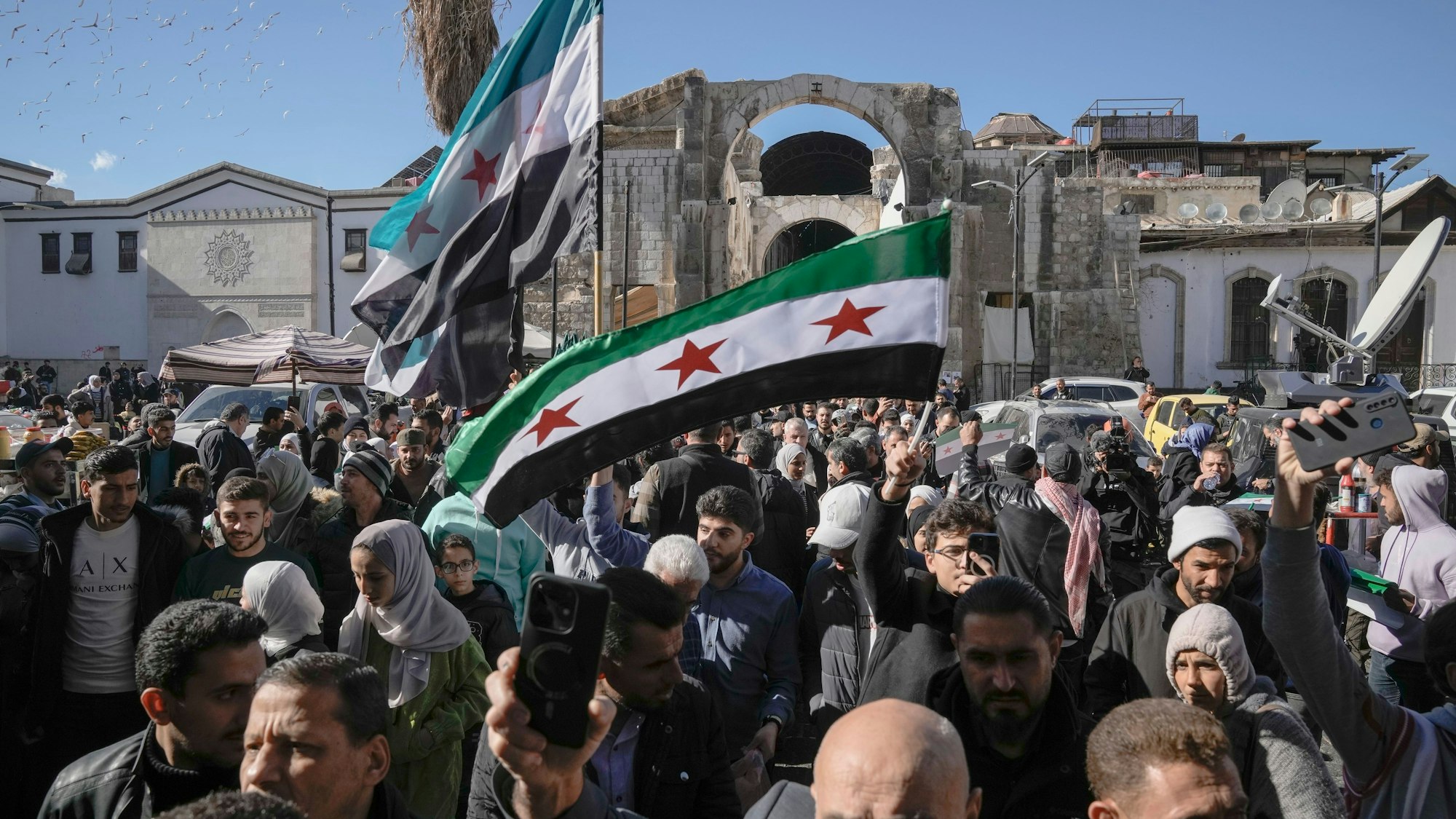 13.12.2024, Syrien, Damaskus: Gläubige gehen zum Freitagsgebet zur Umayyaden-Moschee in Damaskus.