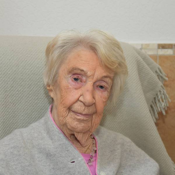 Das Foto zeigt eine ältere Frau.