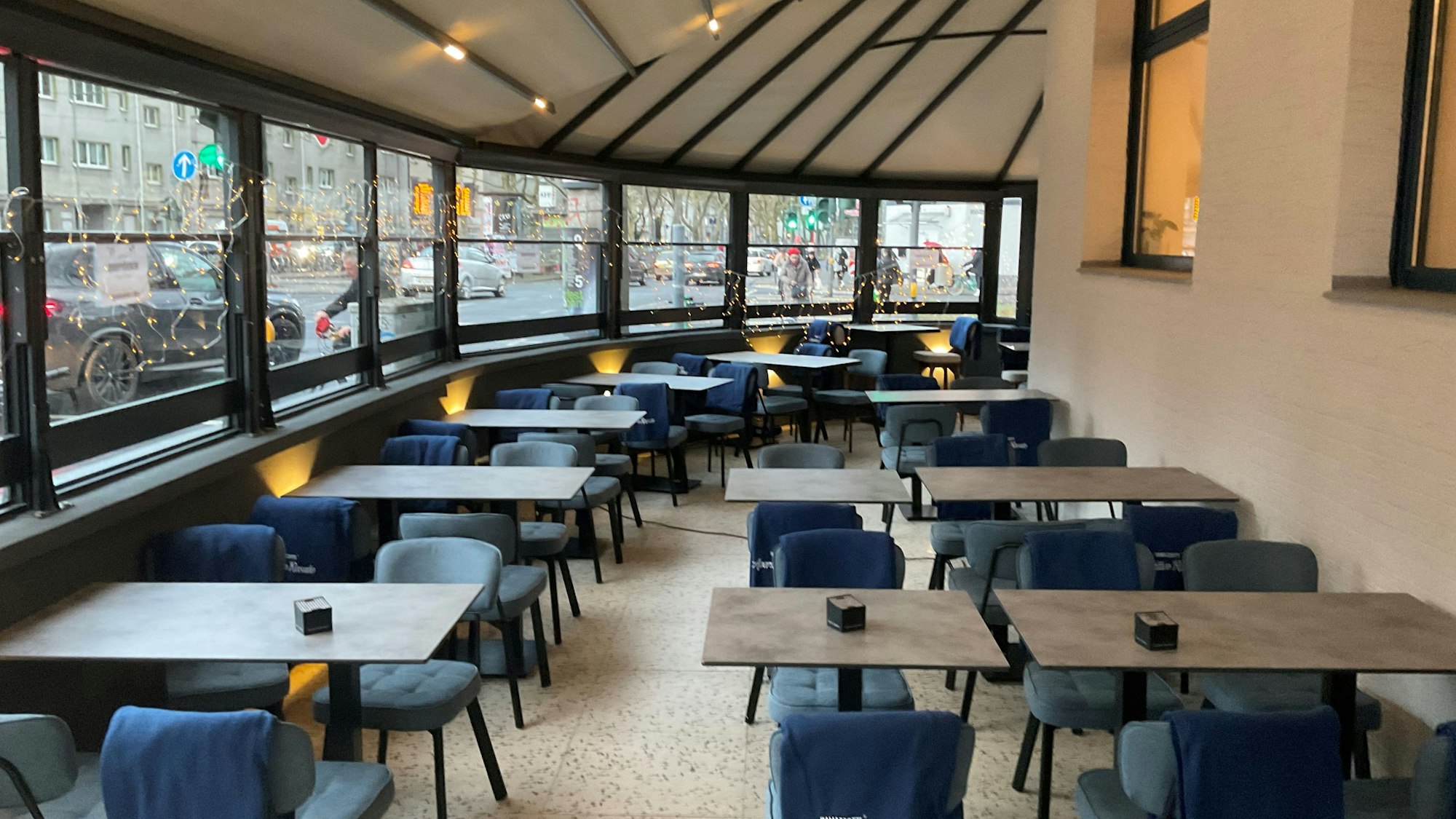 Blick in den Innenbereich des Plomari Garden am Klettenberggürtel.