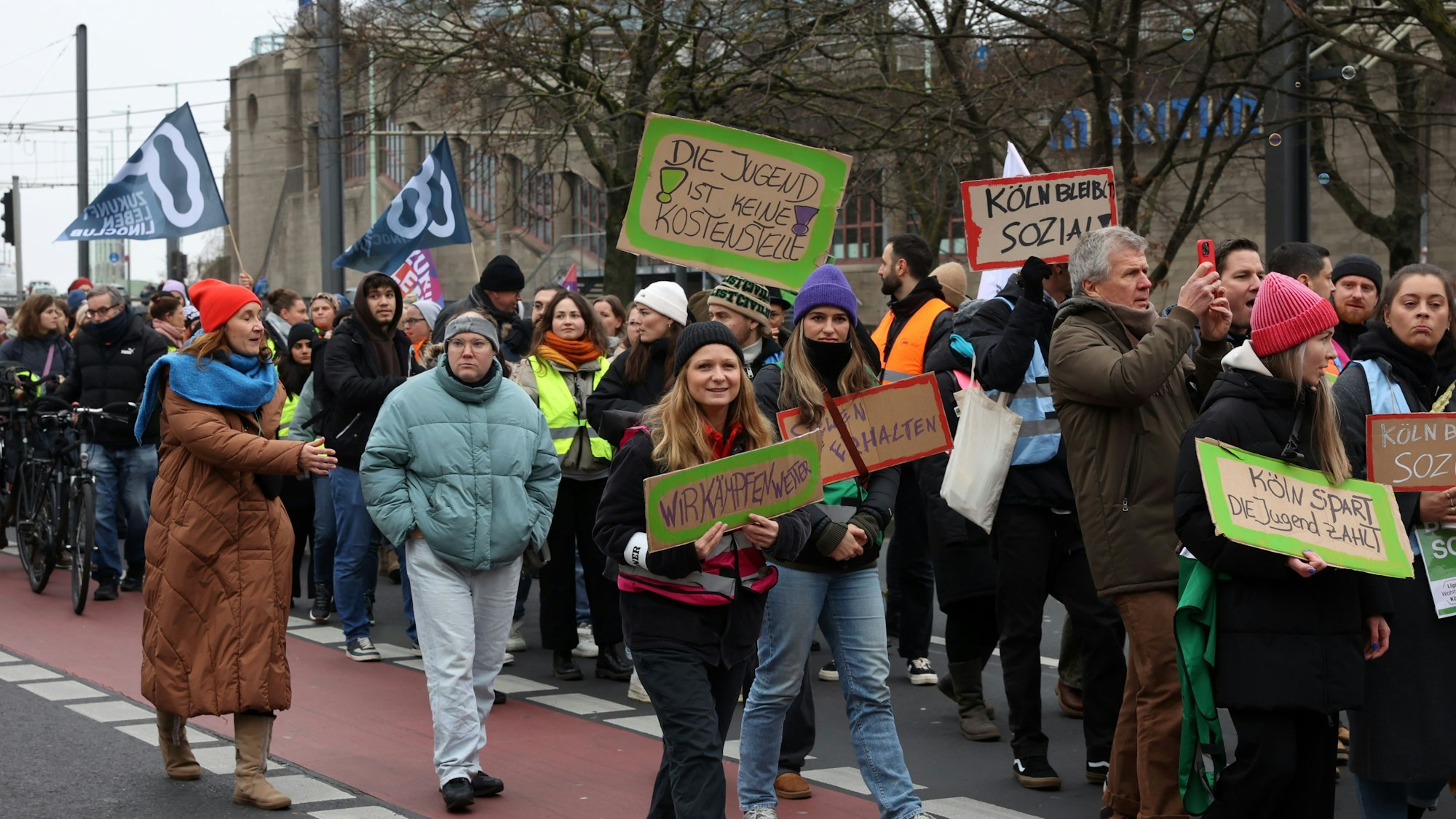 Großdemonstration auf der Deutzer Brücke für ein soziales Köln am 11. Dezember.
