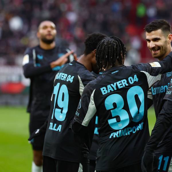 14.12.2024, Bayern, Augsburg: Fußball: Bundesliga, FC Augsburg - Bayer Leverkusen, 14. Spieltag, WWK-Arena. Martin Terrier von Bayer Leverkusen (2.v.r) lässt sich nach seinem Treffer zum 0:1 bejubeln. Foto: Daniel Löb/dpa - WICHTIGER HINWEIS: Gemäß den Vorgaben der DFL Deutsche Fußball Liga bzw. des DFB Deutscher Fußball-Bund ist es untersagt, in dem Stadion und/oder vom Spiel angefertigte Fotoaufnahmen in Form von Sequenzbildern und/oder videoähnlichen Fotostrecken zu verwerten bzw. verwerten zu lassen. +++ dpa-Bildfunk +++
