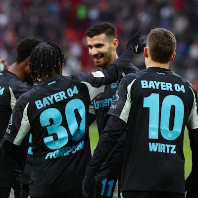 14.12.2024, Bayern, Augsburg: Fußball: Bundesliga, FC Augsburg - Bayer Leverkusen, 14. Spieltag, WWK-Arena. Martin Terrier von Bayer Leverkusen (2.v.r) lässt sich nach seinem Treffer zum 0:1 bejubeln. Foto: Daniel Löb/dpa - WICHTIGER HINWEIS: Gemäß den Vorgaben der DFL Deutsche Fußball Liga bzw. des DFB Deutscher Fußball-Bund ist es untersagt, in dem Stadion und/oder vom Spiel angefertigte Fotoaufnahmen in Form von Sequenzbildern und/oder videoähnlichen Fotostrecken zu verwerten bzw. verwerten zu lassen. +++ dpa-Bildfunk +++