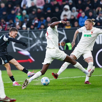 14.12.2024, Bayern, Augsburg: Fußball: Bundesliga, FC Augsburg - Bayer Leverkusen, 14. Spieltag, WWK-Arena. Florian Wirtz von Bayer Leverkusen (M) trifft zum 0:2. Foto: Daniel Löb/dpa - WICHTIGER HINWEIS: Gemäß den Vorgaben der DFL Deutsche Fußball Liga bzw. des DFB Deutscher Fußball-Bund ist es untersagt, in dem Stadion und/oder vom Spiel angefertigte Fotoaufnahmen in Form von Sequenzbildern und/oder videoähnlichen Fotostrecken zu verwerten bzw. verwerten zu lassen. +++ dpa-Bildfunk +++