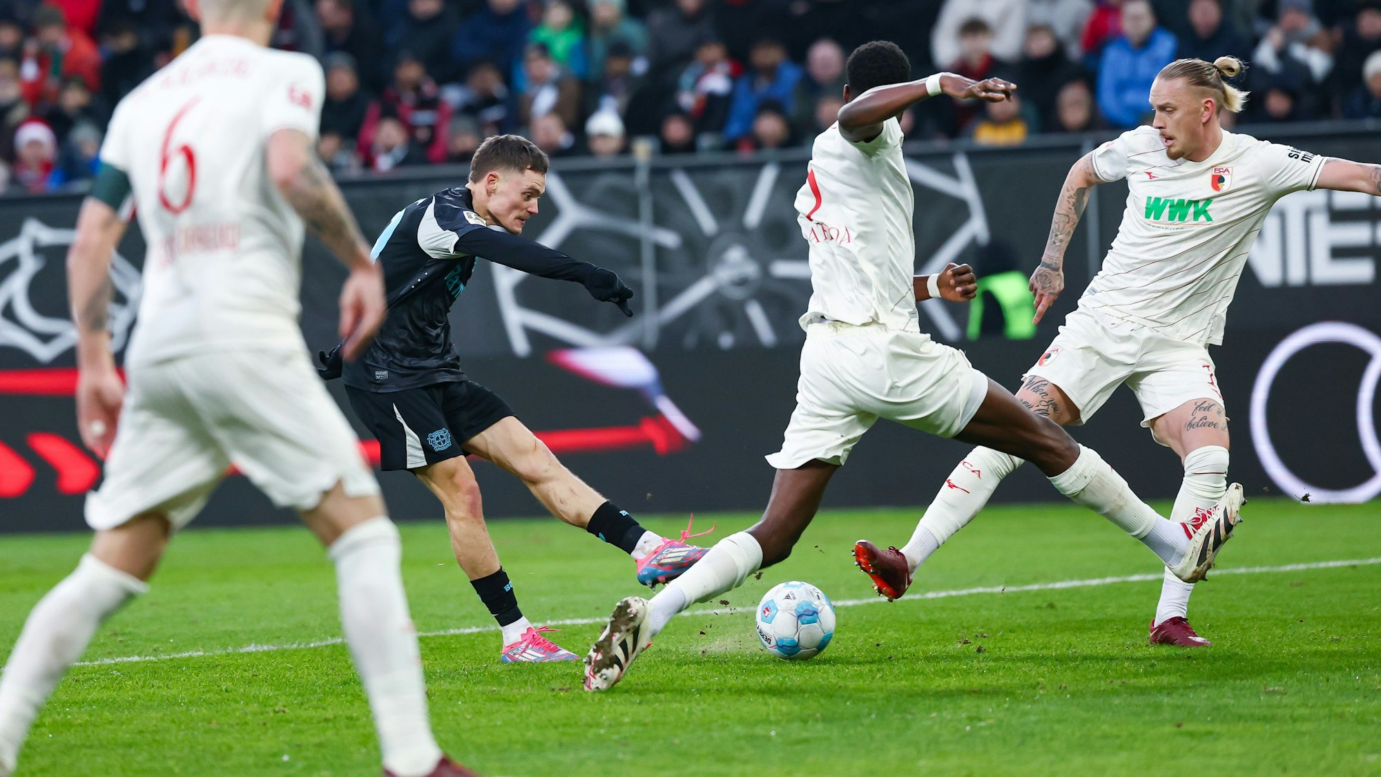 Mit einem schönen Linksschuss erzielt Florian Wirtz das 2:0.