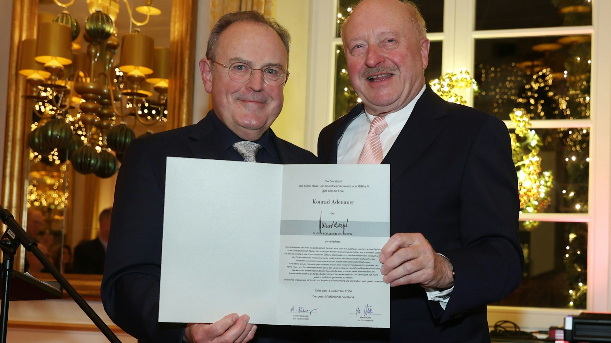 Konrad Adenauer (rechts), Enkel des gleichnamigen Ex-Bundeskanzlers, erhielt den Hanns-Schaefer-Preis von seinem Nachfolger Aton Bausinger.