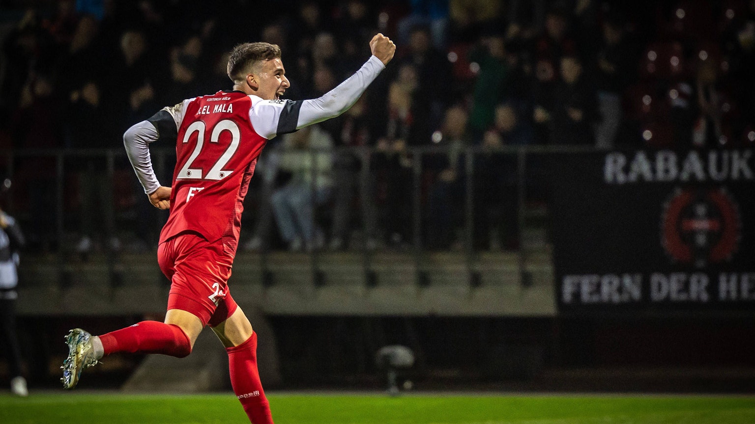 3. Liga: FC Viktoria Köln - VfB Stuttgart II, 01.11.2024 Jubel zum 1:0 durch Said El Mala FC Viktoria Köln, 22 Köln, 1.11.2024, 13. Spieltag der 3. Fußball-Liga, FC Viktoria Köln - VfB Stuttgart II im Sportpark Hoehenberg in Köln. Die DFL-Bestimmungen verbieten die Verwendung von Fotografien als Bildsequenzen und / oder Quasi-Videos. *** 3 Liga FC Viktoria Köln VfB Stuttgart II, 01 11 2024 Cheers for 1 0 by Said El Mala FC Viktoria Köln, 22 Cologne, 1 11 2024, 13 matchday of the 3 Football League, FC Viktoria Köln VfB Stuttgart II at the Hoehenberg Sports Park in Cologne The DFL regulations prohibit the use of photographs as image sequences and or quasi videos Copyright: xBEAUTIFULxSPORTS/LeahxKohringx