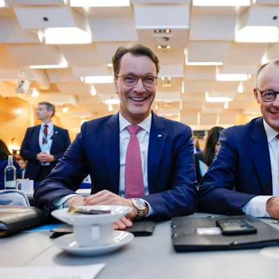 Hendrik Wüst (l, CDU), Ministerpräsident von Nordrhein-Westfalen, sitzt bei der Landesvertreterversammlung der CDU Nordrhein-Westfalen neben Friedrich Merz (CDU), der auf Platz 1 der Landesliste für die Bundestagswahl 2025 als Kanzlerkandidat gewählt wurde.