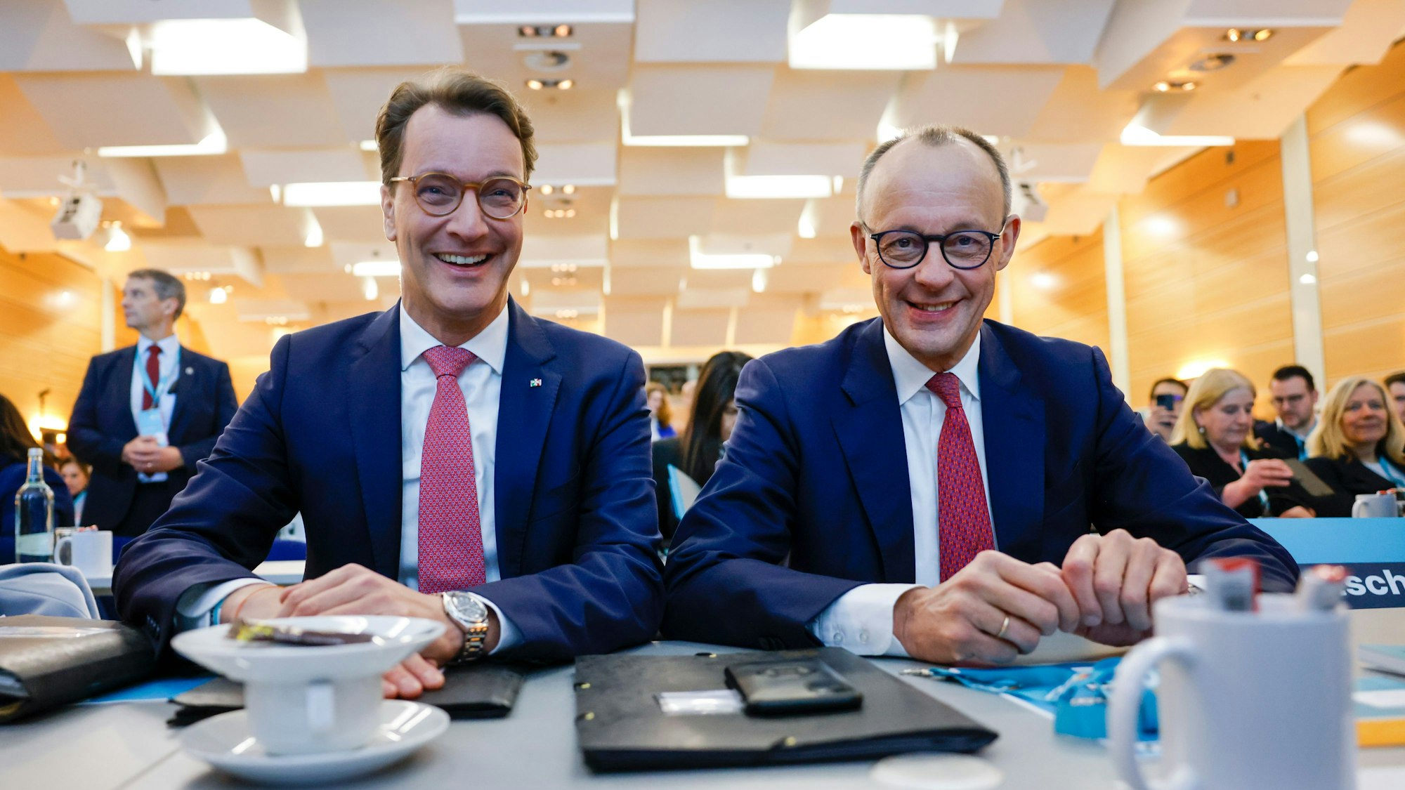 Hendrik Wüst (l, CDU), Ministerpräsident von Nordrhein-Westfalen, sitzt bei der Landesvertreterversammlung der CDU Nordrhein-Westfalen neben Friedrich Merz (CDU), der auf Platz 1 der Landesliste für die Bundestagswahl 2025 als Kanzlerkandidat gewählt wurde.