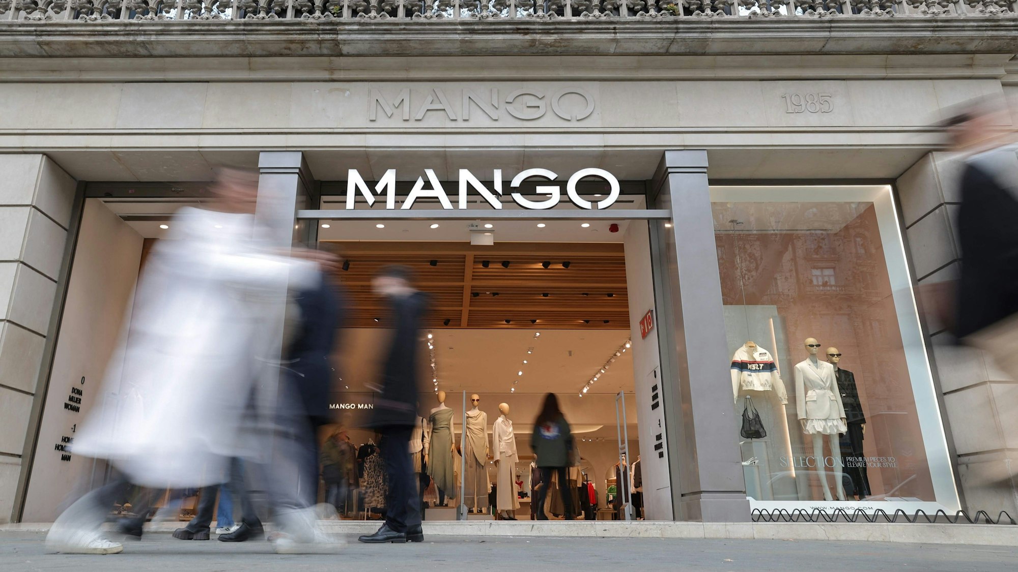 Der Eingang eines Mango-Geschäfts in Barcelona.