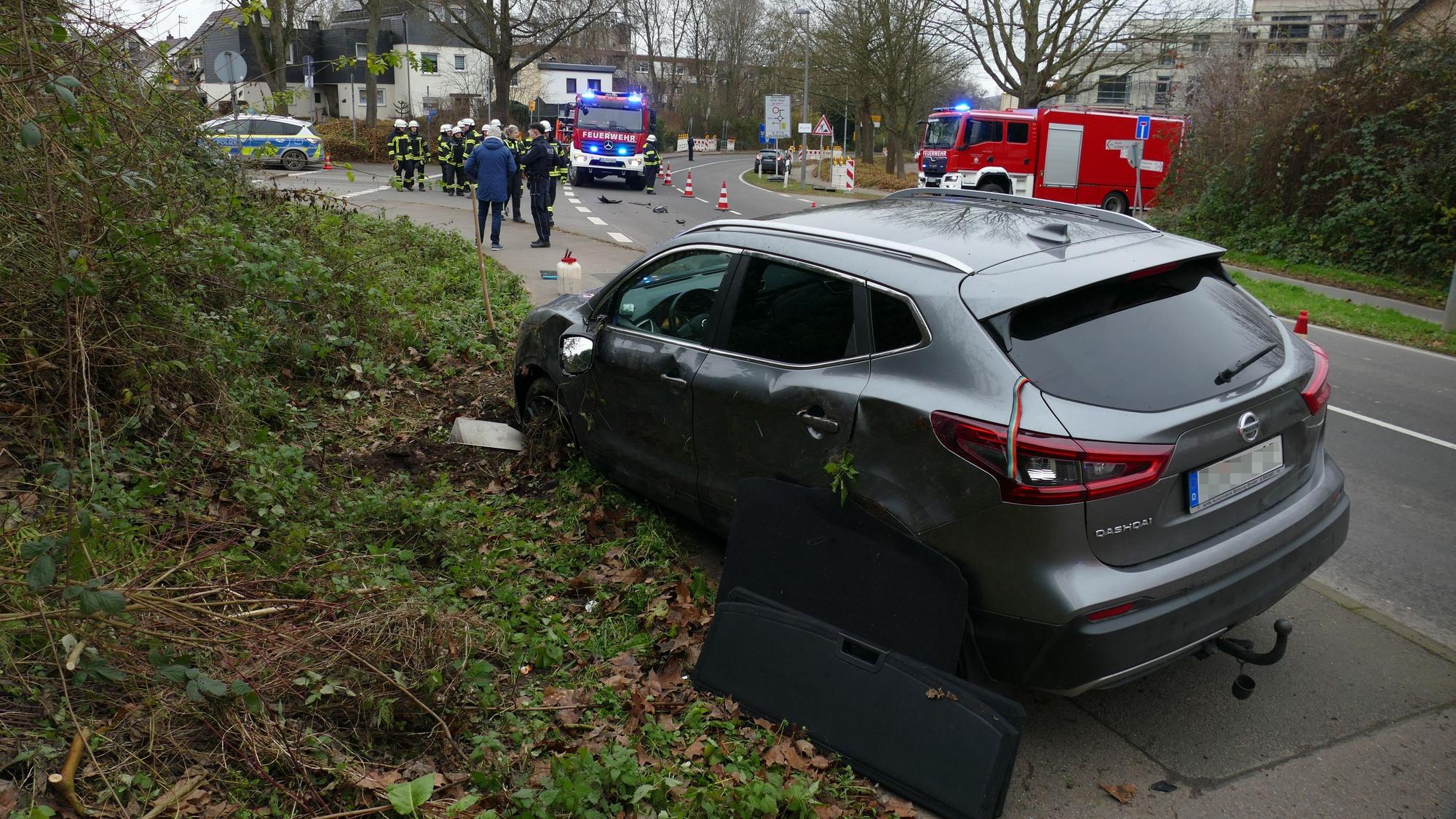 Ein Auto steht beschädigt auf dem Radweg.