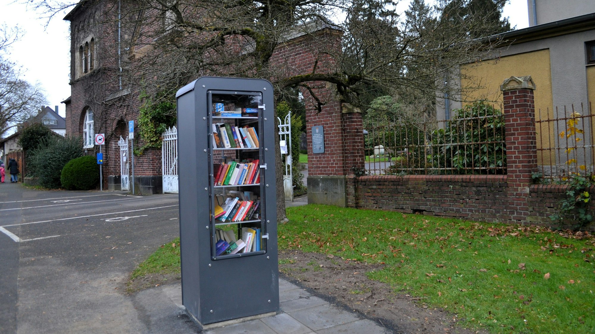 Auch der Bücherschrank am Eingang des Siegburger Nordfriedhofs ist neu.