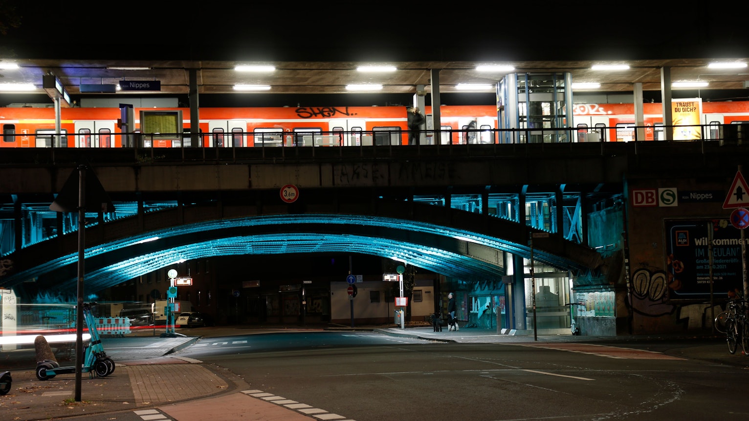 27.10.2021, Köln: Die Unterführung am S-Bahnof Nippes an der Hartwickstraße erstrahlt im neuen Licht. Foto: Arton Krasniqi